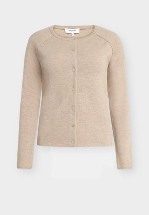 Μπεζ ζακέτα με κουμπιά και μακριά μανίκια, με στρογγυλή λαιμόκοψη, κατασκευασμένη από απαλό πλεκτό ύφασμα, εμφανίζεται σε απλό φωτεινό φόντο.