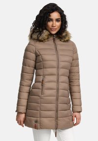 Doudoune beige en satin avec des coutures horizontales, une capuche amovible bordée de fourrure et deux poches latérales zippées. Comprend une fermeture zippée et un détail de logo.
