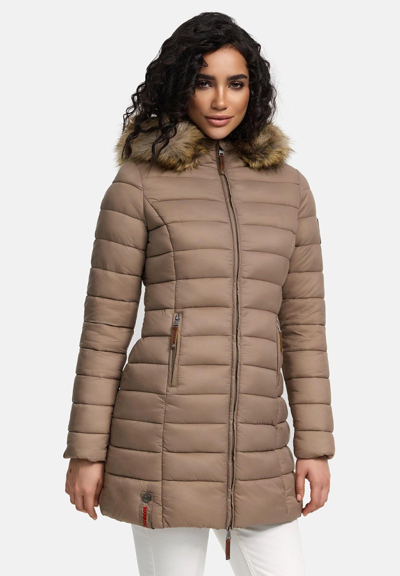 Doudoune beige en satin avec des coutures horizontales, une capuche amovible bordée de fourrure et deux poches latérales zippées. Comprend une fermeture zippée et un détail de logo.