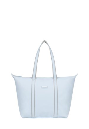 Lichtblauwe tas gemaakt van soepel materiaal, met twee verticale grijze strepen en dubbele handvatten, met een rits aan de bovenkant.