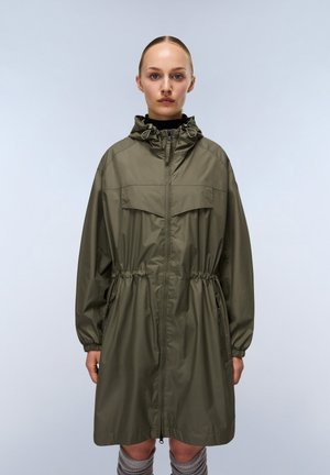 Giacca leggera verde con cappuccio, vita regolabile, polsini elasticizzati, tasche frontali e chiusura con zip, caratterizzata da una superficie liscia e opaca.