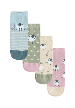 Set aus vier Knöchelsocken mit Schafmotiven. Farben sind Blau, Grün, Beige und Rosa mit verschiedenen Mustern und kontrastierenden Bündchen.