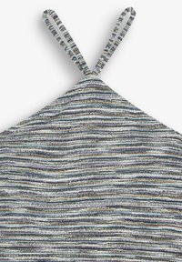 Top con spalline in tessuto testurizzato con righe orizzontali blu, bianche e fili metallici. Presenta spalline strette e una forma triangolare.
