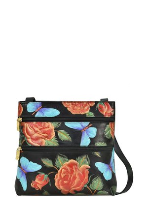 Schwarze Ledertasche mit floralem Muster, das orangefarbene Rosen und blaue Schmetterlinge zeigt. Zwei horizontale Reißverschlussfächer. Verstellbarer Schultergurt.