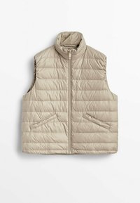 Jasnobeżowa pikowana kamizelka bez rękawów z przednim zamkiem błyskawicznym, stojącym kołnierzem i dwoma skośnymi przednimi kieszeniami, pokazana na białym tle.