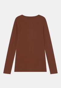 Camisola de manga longa em tecido canelado castanho escuro, com decote barco e silhueta ajustada, com bainha reta e sem adornos.