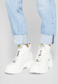 Thumbnail Image 4