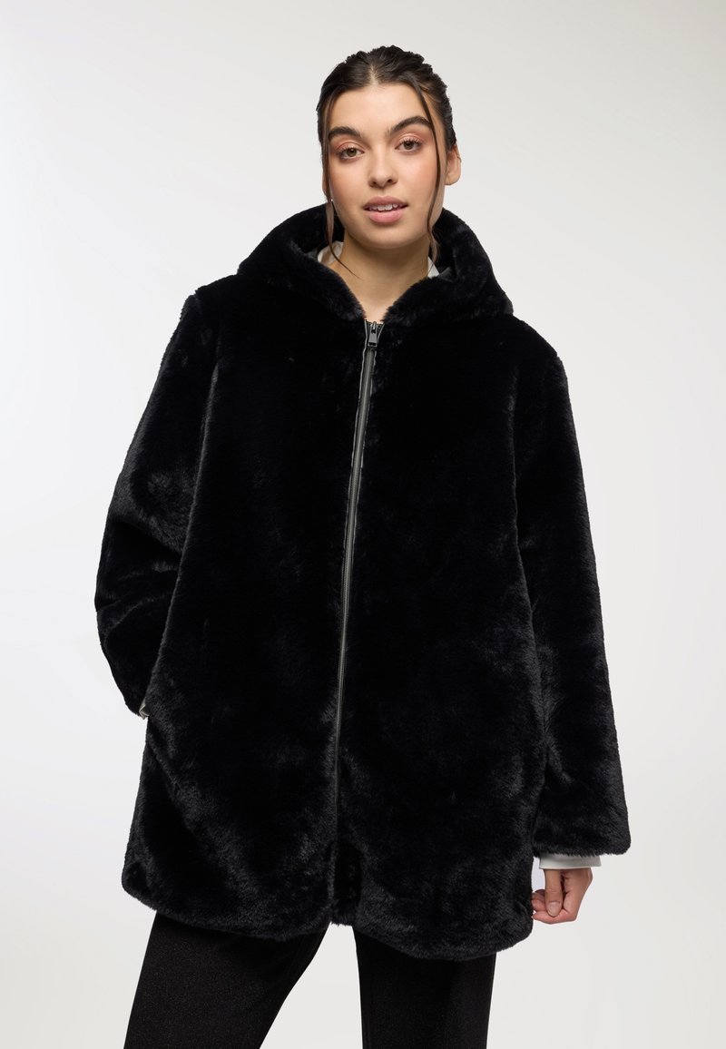 Czarny płaszcz z sztucznego futra z kapturem, z suwakowym zapięciem z przodu, długimi rękawami i luźnym krojem. Miękka faktura bez widocznych wzorów lub detali metalowych.