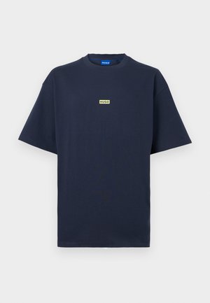 Marineblaue T-Shirt mit kurzen Ärmeln und einem kleinen beigen rechteckigen Logo mit der Aufschrift "HUGO" in der Mitte der Brust.