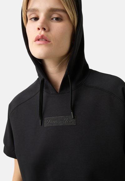 Schwarzer Kapuzenpullover mit kurzen Ärmeln, der ein strukturiertes Patch mit der Aufschrift "Feuer und Eis" auf der Brust und kontrastierenden Kordeln aufweist.