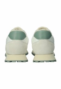 Sneakers met een witte leren bovenkant en een zachte beige suède hak. Groene accenten op de hak, een gestructureerd oppervlak en een rubberen zool met profielpatronen.