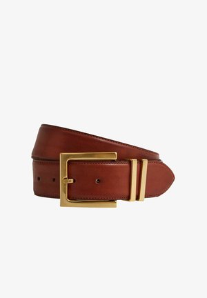 Rjav usnjen pas z gladko površino, ki ima rektangularno zaponko v zlatem tonu in pet lukenj za prilagajanje velikosti.