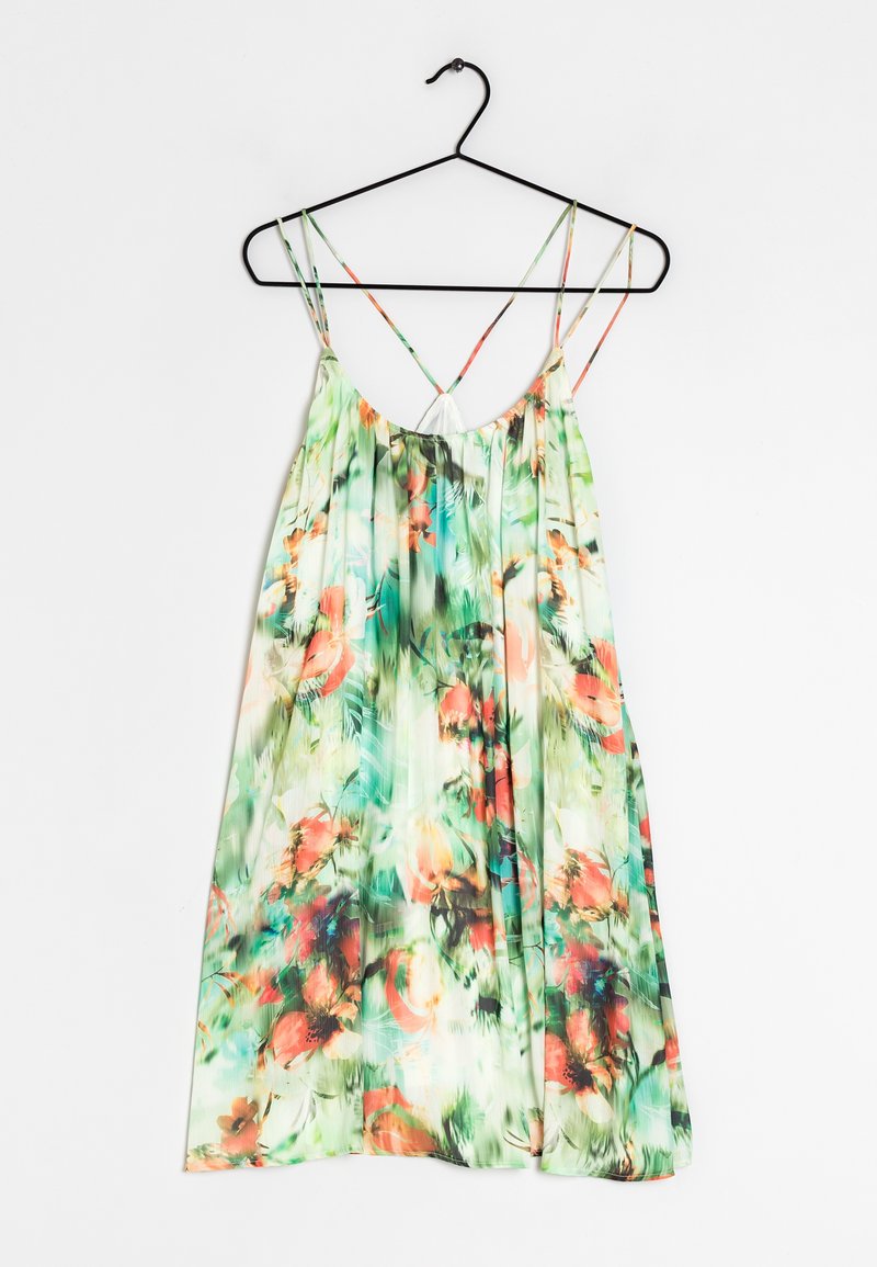 Květinové šaty bez rukávů v zelených, oranžových a červených odstínech, s ramínky typu spaghetti a volným splývavým designem z texturované látky.