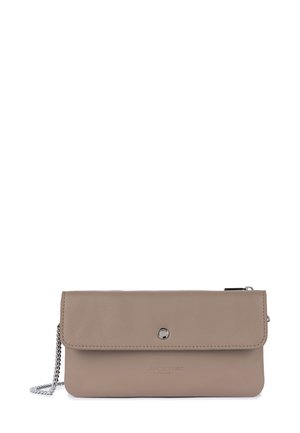 Borsa a mano in pelle beige con patta ribaltabile, hardware argentato e tracolla a catena. Presenta un logo impresso sul davanti.
