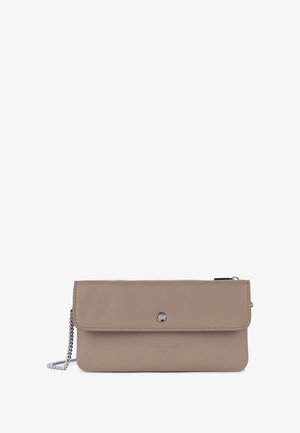 Borsa a mano in pelle beige con patta ribaltabile, hardware argentato e tracolla a catena. Presenta un logo impresso sul davanti.