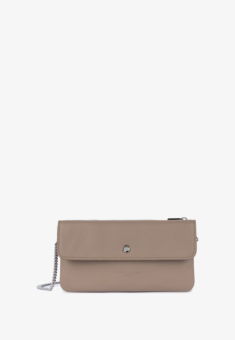 Borsa a mano in pelle beige con patta ribaltabile, hardware argentato e tracolla a catena. Presenta un logo impresso sul davanti.