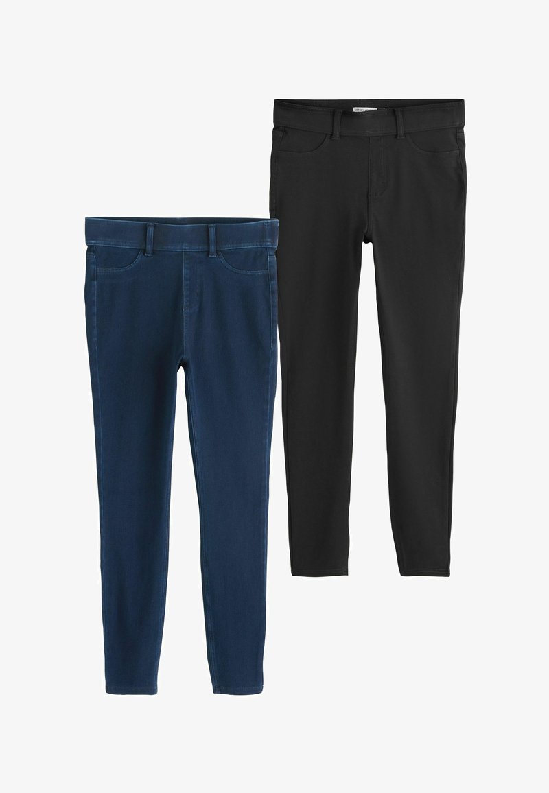 Zwei Hosenpaare: eines aus dunkelblauem Denim, das andere schwarz. Beide haben eine schmale Passform und ein Standard-Design mit fünf Taschen sowie Gürtelschlaufen.