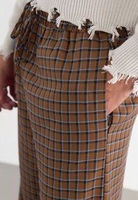 YOURTURN Tygbyxor - brown