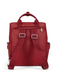 Zaino sintetico rosso con spallacci regolabili, maniglia superiore, scomparto con zip e tasche laterali; texture liscia, design moderno.