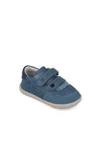 Zapato infantil de cuero azul con dos tiras de Velcro, punta perforada y dibujos de animales en el costado. Suela blanda y flexible.