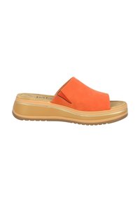 Sandale en suède orange à enfiler, avec un bout ouvert et une semelle intérieure rembourrée. Présente une semelle plateforme beige avec de subtils accents dorés et des lignes texturées.