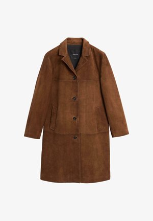 Hnědý semišový kabát s klopovým límcem, šesti knoflíky, dvěma bočními kapsami a rovným střihem. Hladká textura, minimalistický design a čisté linie.