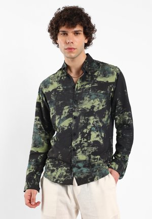 Camicia a maniche lunghe con base nera e motivi astratti verdi e blu, chiusura con bottoni e bottoni contrastanti.