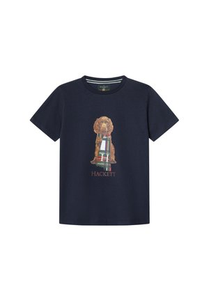 T-shirt bleu marine à manches courtes avec un chien marron portant une écharpe à motifs et le mot "Hackett" sous le chien.