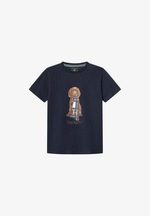 T-shirt bleu marine à manches courtes avec un chien marron portant une écharpe à motifs et le mot "Hackett" sous le chien.