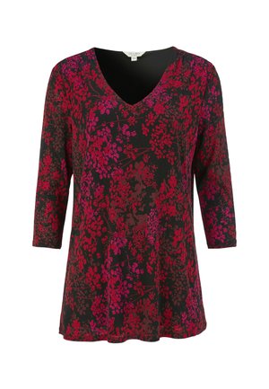 V-pääntie paita, joka on valmistettu kevyestä kankaasta ja jossa on punaisia ja vaaleanpunaisia kukkakuosisia yksityiskohtia mustalla taustalla. Paidassa on kolmennesosrannekeet.