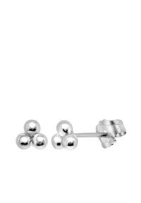 Boucles d'oreilles en argent avec trois éléments sphériques regroupés. Surface lisse et brillante avec un tige et un fermoir papillon.