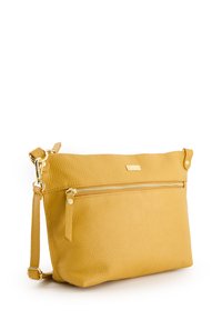 Gelbe Leder-Crossbody-Tasche mit strukturierter Oberfläche, einer vorderen Reißverschlusstasche und einem abnehmbaren Tragegurt. Akzente in goldfarbenem Metall.