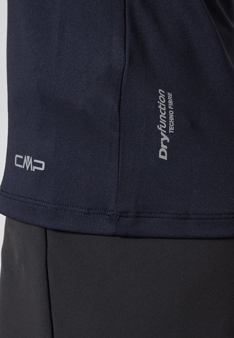 T-shirt de sport marine avec le logo CMP et l'inscription "Dryfunction Techno Fibre" en gris clair, avec une texture lisse et des coutures plates.
