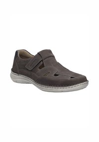Scarpa in suede grigia con lati aperti, cinturino in velcro e suola ammortizzata. Presenta cuciture a contrasto e una punta arrotondata.