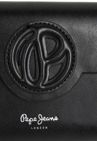 Schwarze Lederbrieftasche mit geprägtem Logo, glatter Oberfläche und genähten Details. Markenname "Pepe Jeans London" in Silber.