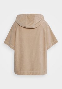 Poncho beige con cappuccio realizzato in morbido tessuto peluche, con maniche corte e una vestibilità comoda. Presenta un design semplice e pulito, senza decorazioni visibili.
