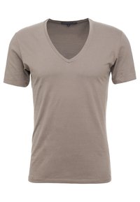 T-shirt z dekoltem w szpic w jasnobrązowym materiale, z krótkimi rękawami, gładką fakturą i dopasowanym krojem, bez widocznych wzorów czy ozdób.