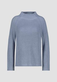 Ljusblå långärmad stickad tröja med hög rund halsringning och en strukturerad mönster på en enfärgad bakgrund.