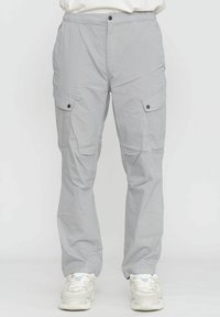 Pantaloni cargo grigio chiaro con vita elasticizzata, multiple tasche laterali e vestibilità rilassata. Realizzati in tessuto morbido e leggero.
