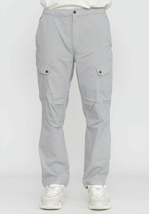 Pantalons cargo gris clair avec une taille élastique, plusieurs poches latérales et une coupe décontractée. Fabriqués en tissu doux et léger.
