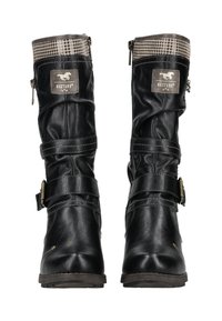 Ein Paar schwarze Lederstiefel bis zur Wade mit Schnallen und beigem Hahnentrittmusterbesatz, gekennzeichnet mit "Mustang" und einem Pferdelogo am Schaft.