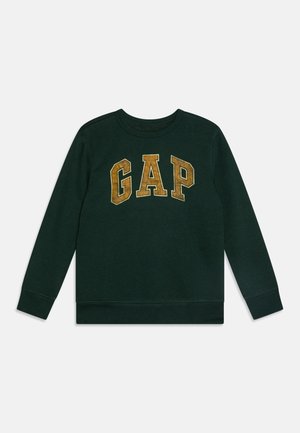 Sweat-shirt vert foncé à col rond avec manches longues et "GAP" en grandes lettres jaunes usées sur la poitrine.