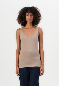 Top sin mangas beige con escote redondeado y tela suave y elástica. Presenta tirantes anchos y un diseño ajustado.