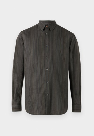 Camisa de botones de manga larga en gris oscuro con un sutil patrón a rayas, con cuello extendido y botones negros a lo largo del frente.