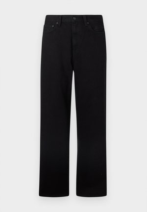 Μαύρα τζιν με ίσια γραμμή, κλείσιμο με κουμπί και φερμουάρ, θηλιές για ζώνη και τσέπες εμπρός και πίσω, παρουσιάζονται σε λευκό φόντο.