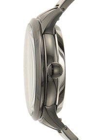 Profil de montre en acier inoxydable avec finition chrome poli, boîtier rond, cadran texturé et couronne latérale pour les réglages, présentant un design épuré.