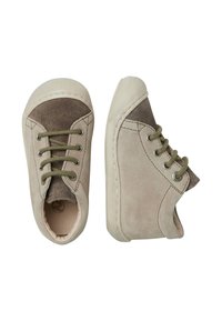 Scarpe in camoscio nei toni beige e marrone con lacci verdi e suole in gomma. La punta arrotondata e le cuciture laterali aggiungono dettagli.