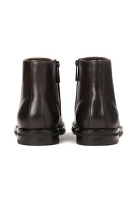 Botas de cuero marrón hasta el tobillo con un acabado suave, tacón circular y cremalleras laterales, que presentan un brillo sutil y un diseño de puntera redondeada.