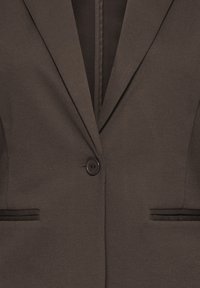 Donkerbruine blazer met enkele knoop, met een inkeping in de revers en twee horizontale voorzakken.