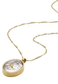 Collana in oro con pendente ovale contenente cristalli trasparenti e piccoli charm dorati all'interno di un involucro trasparente.